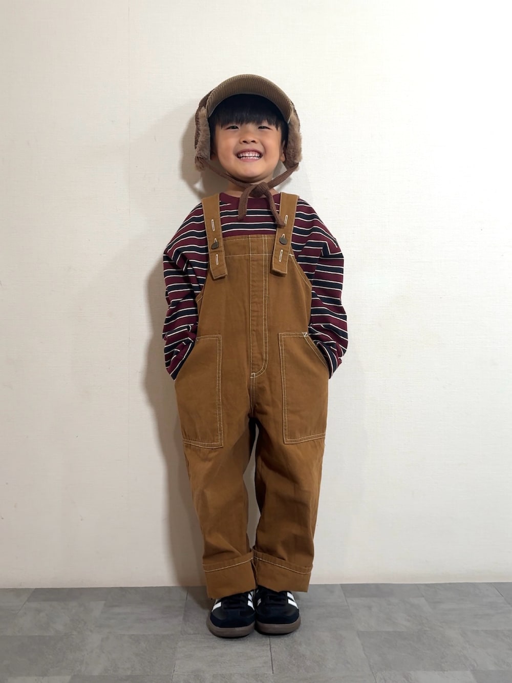 「秋っぽコーデ更新中、秋服準備はじめました、サロペット、ブラウン、ボーダー、ロンT、スニーカー、スポーツミックス、レイヤードスタイル、キャップ、お出かけコーデ、休日スタイル、秋コーデ、カジュアルコーデ、プチプラ」｜「adidasのadidas アディダス 17-21 SAMBA OG C キッズ サンバ OG IE3678 CORE/FTWR/GUM5（スニーカー、ブラック系）」を使った、YU⭐︎さん（キッズ・100cm）の秋コーディネートの3枚目の写真