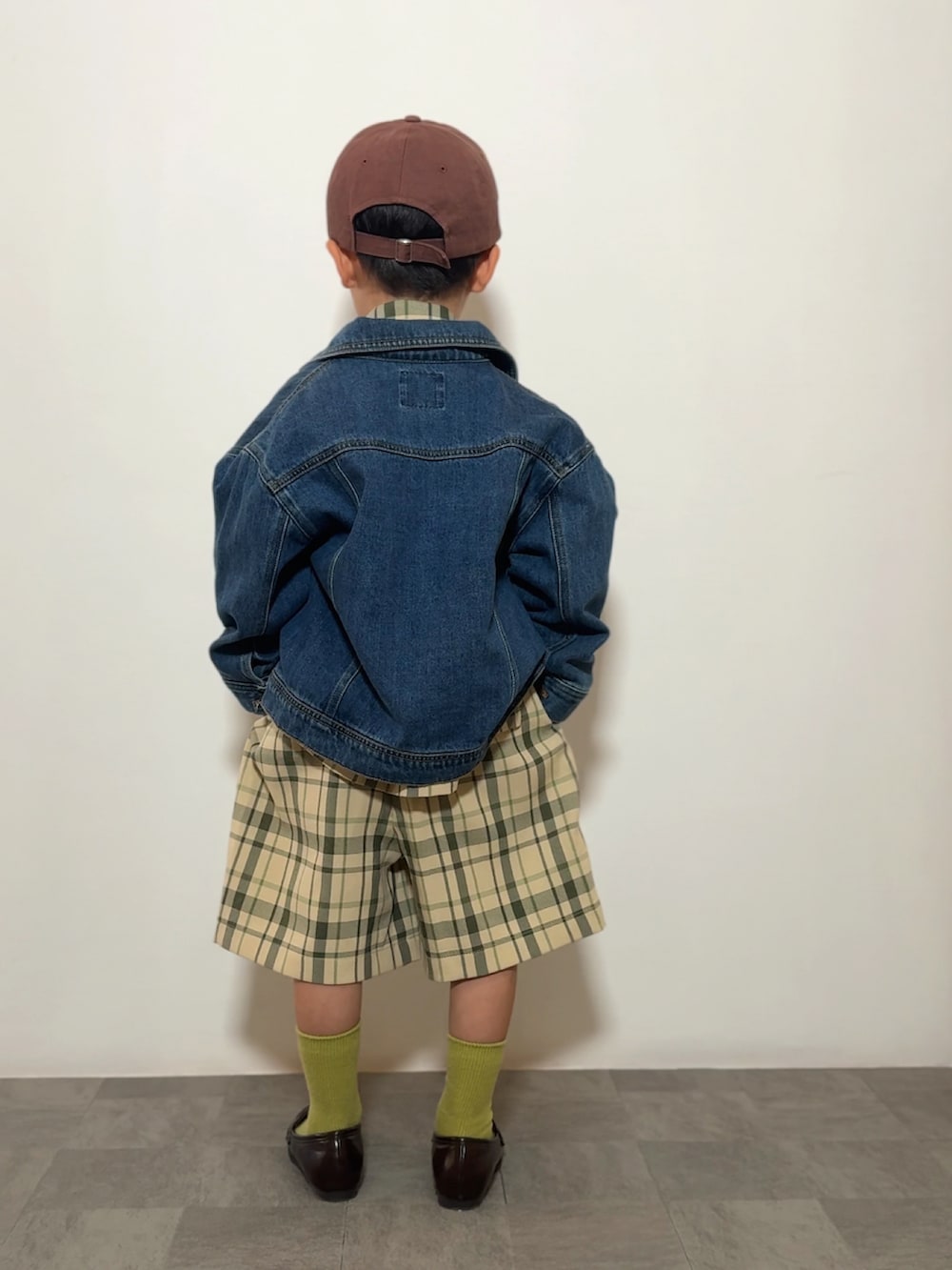 グリーン系のシャツ/ブラウス、グリーン系のその他パンツ、ブラウン系のローファーを着用したキッズの春コーディネートの3枚目の写真