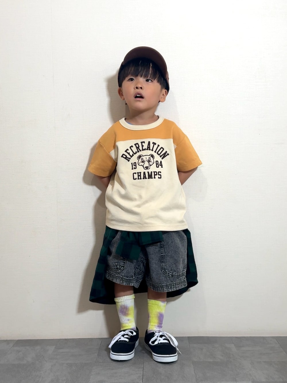 ブラック系のデニムパンツ、ブラック系のスニーカー、イエロー系のTシャツ/カットソーを着用したキッズの夏コーディネートの2枚目の写真