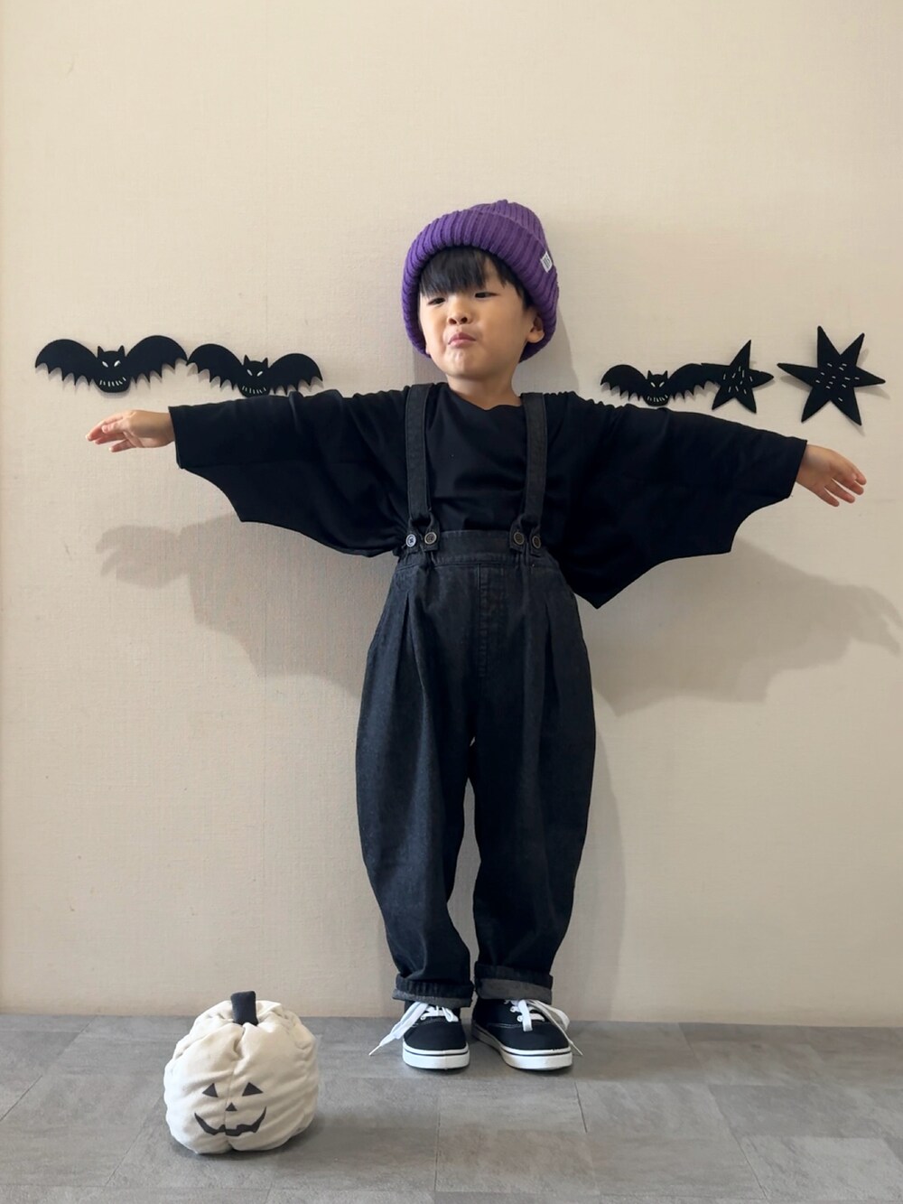 ブラック系のスニーカー、ブラック系のTシャツ/カットソー、ブラック系のサロペット/オーバーオールを着用したキッズの秋コーディネートの3枚目の写真