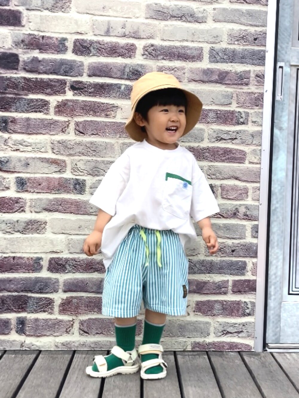 ホワイト系のTシャツ/カットソー、その他のその他パンツ、ホワイト系のサンダルを着用したキッズの春コーディネートの2枚目の写真