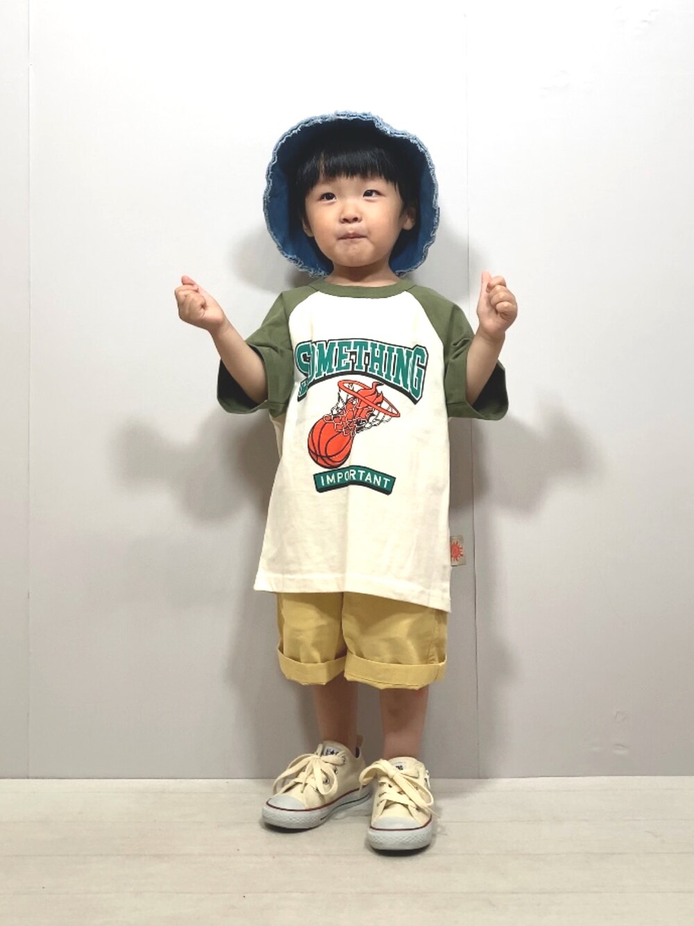グリーン系のTシャツ/カットソー、イエロー系のパンツ、ホワイト系のスニーカーを着用したキッズの夏コーディネートの3枚目の写真
