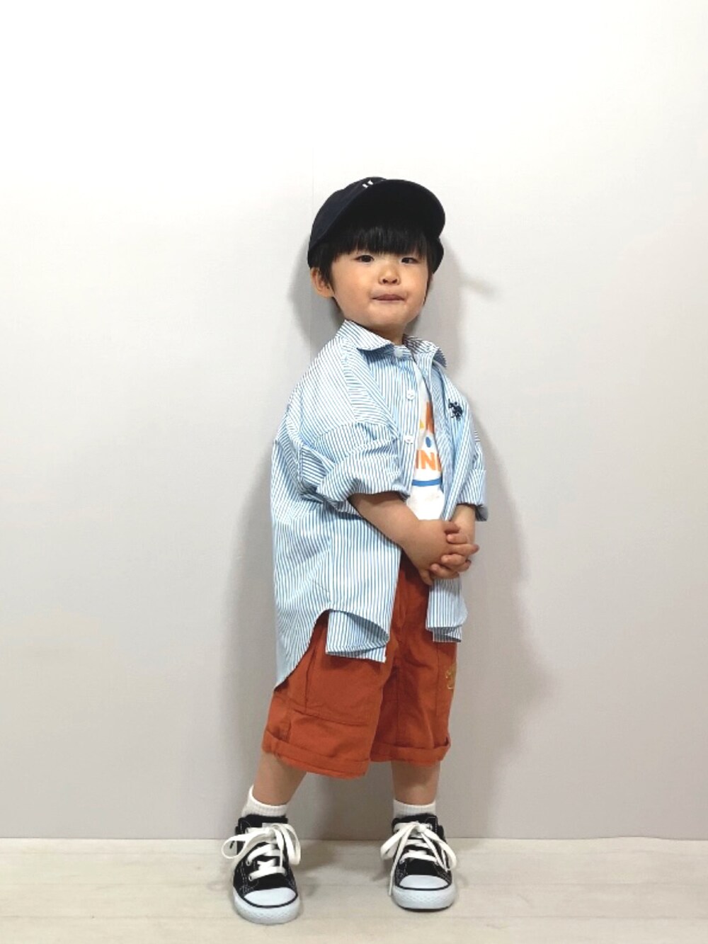 ブルー系のシャツ/ブラウス、ホワイト系のTシャツ/カットソー、オレンジ系のその他パンツを着用したキッズの春コーディネートの5枚目の写真