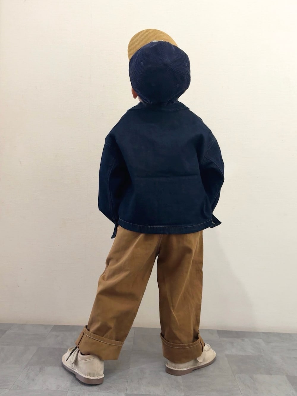 ベージュ系のモカシン/デッキシューズ、グリーン系のシャツ/ブラウス、ブルー系のデニムジャケットを着用したキッズの秋コーディネートの5枚目の写真