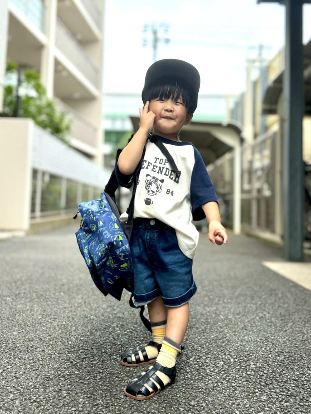 ホワイト系のTシャツ/カットソー、ブルー系のデニムパンツ、ブルー系のバックパック/リュックを着用したキッズの夏コーディネートの3枚目の写真