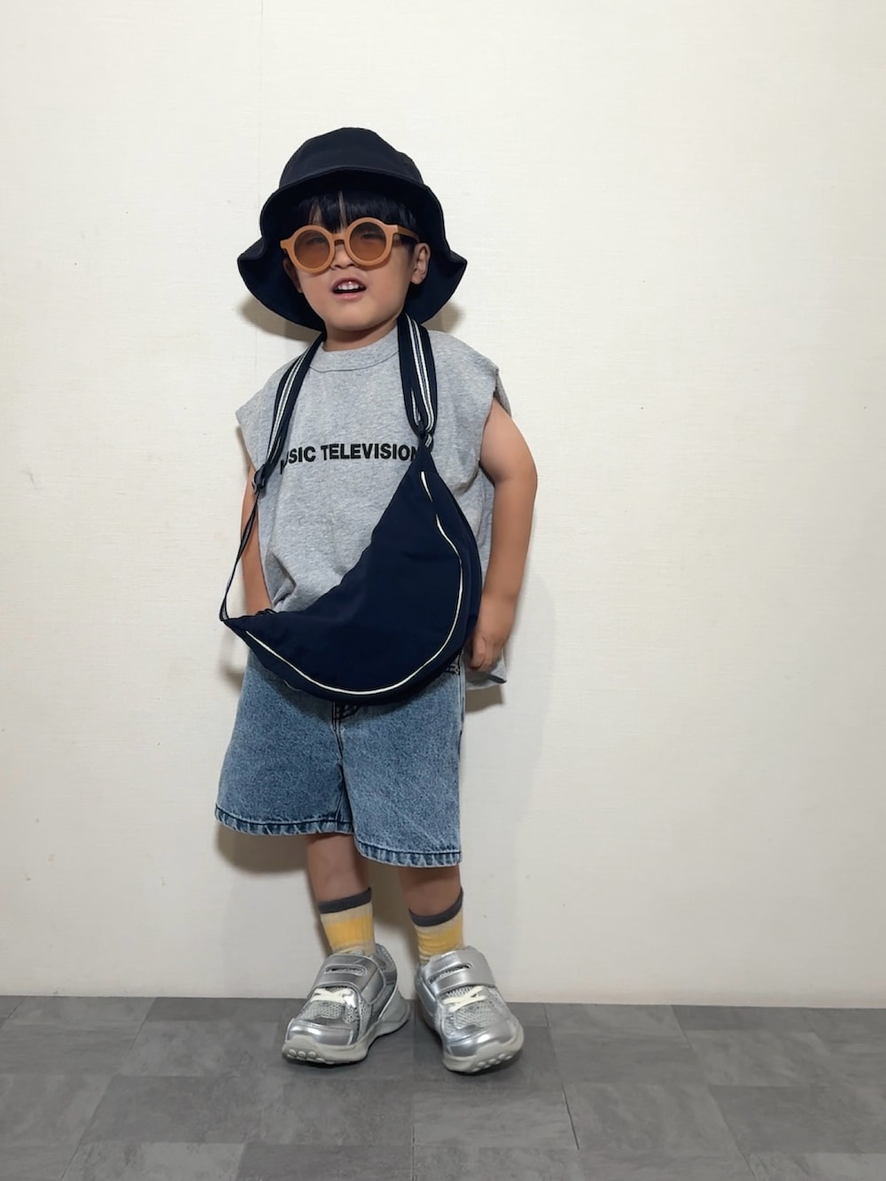 「夏コーデ、フェスコーデ、アウトドアスタイル、バケットハット、デニム、ハーフパンツ、ショルダーバッグ、プチプラ、スニーカー、サングラス、お出かけコーデ、タンクトップ、スポーツミックス」｜「LOWRYS FARMのＭＴＶプリントノースリーブ　 122013（タンクトップ、グレー系）」を使った、YU⭐︎さん（キッズ・100cm）の夏コーディネートの2枚目の写真