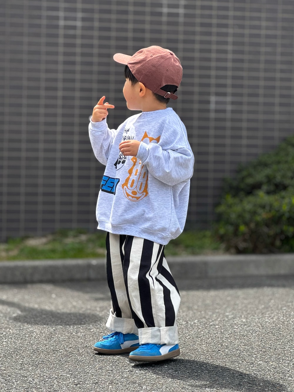 グレー系のスウェット、その他のその他パンツ、ブルー系のスニーカーを着用したキッズの春コーディネートの3枚目の写真