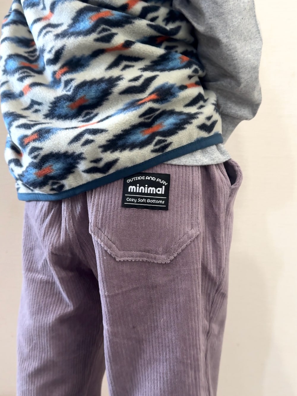 その他のベスト、グレー系のTシャツ/カットソー、グレー系のその他パンツを着用したキッズの秋コーディネートの5枚目の写真