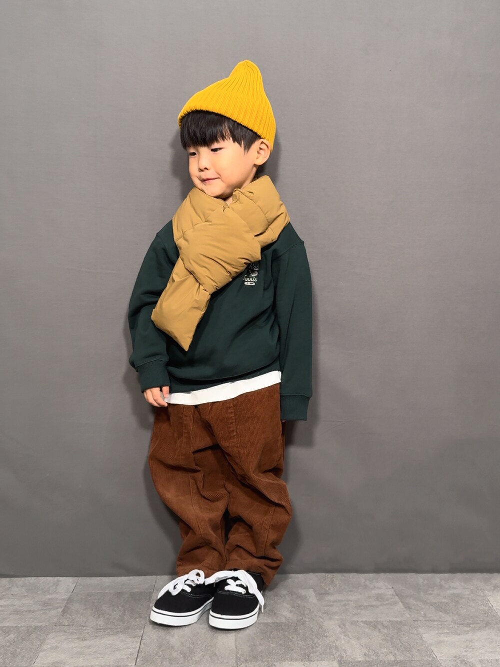 グリーン系のスウェット、グリーン系のTシャツ/カットソー、ブラウン系のパンツを着用したキッズの秋コーディネートの3枚目の写真