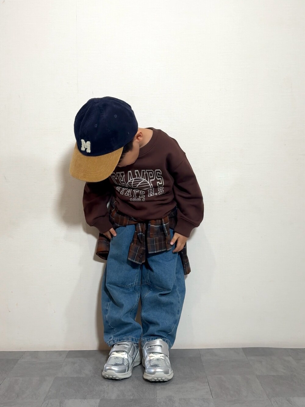 シルバー系のスニーカー、オレンジ系のシャツ/ブラウス、ブラウン系のスウェットを着用したキッズの秋コーディネートの4枚目の写真