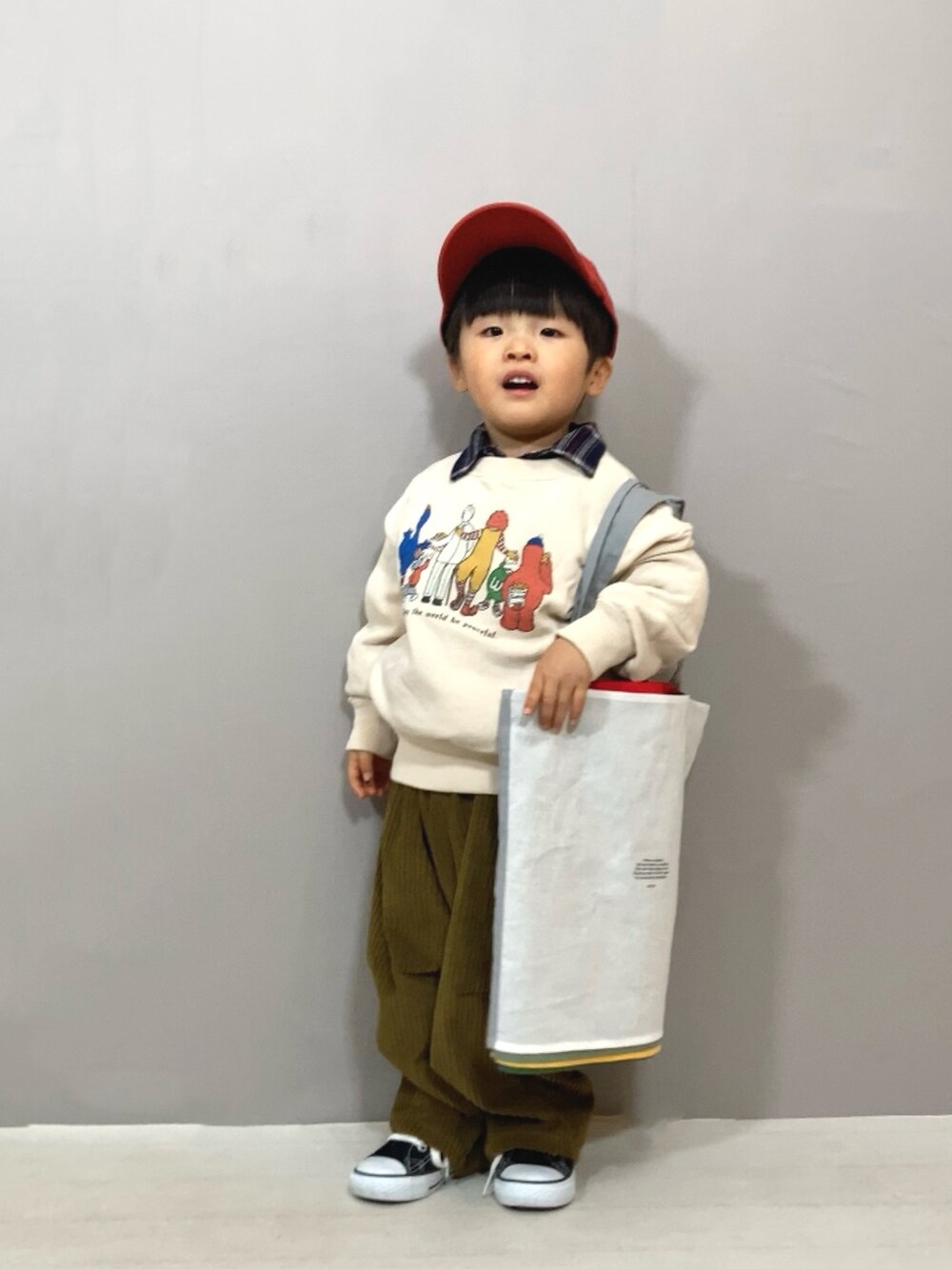 「スウェット、レイヤードスタイル、チェック、キャップ、コーデュロイ、スニーカー、UNIQLO、トートバッグ、冬コーデ、休日スタイル、お出かけコーデ、ストリート」｜「Ocean&Groundのアイテム（スウェット、ベージュ系）」を使った、YU⭐︎さん（キッズ・90cm）の冬コーディネートの3枚目の写真