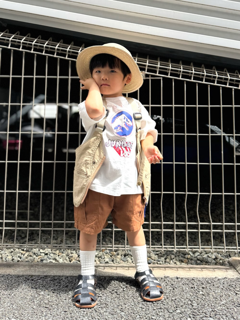 「プチプラ、フェスコーデ、夏だ！Tシャツ着よう！、サンダル、ロゴT、ベスト、レイヤードスタイル、ショートパンツ、夏コーデ、アウトドアスタイル、お出かけコーデ、アースカラー、麦わら帽子、テーマパークコーデ、白Tシャツ」｜「MARKEY'Sのジュラシック/別注Tシャツ（80～150cm）（Tシャツ/カットソー、ホワイト系）」を使った、YU⭐︎さん（キッズ・90cm）の夏コーディネートの3枚目の写真