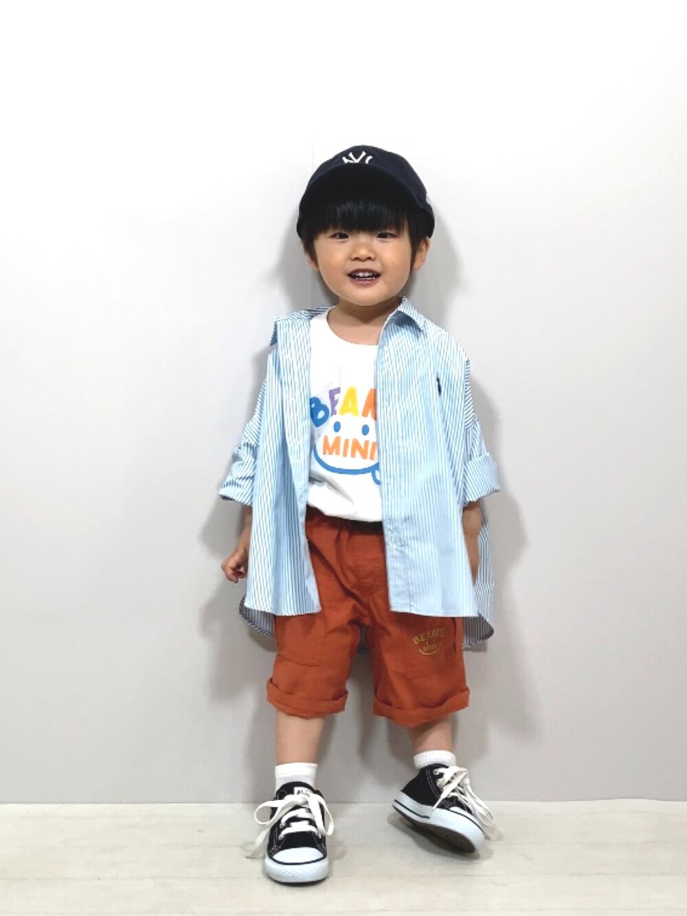 ブルー系のシャツ/ブラウス、ホワイト系のTシャツ/カットソー、オレンジ系のその他パンツを着用したキッズの春コーディネートの2枚目の写真