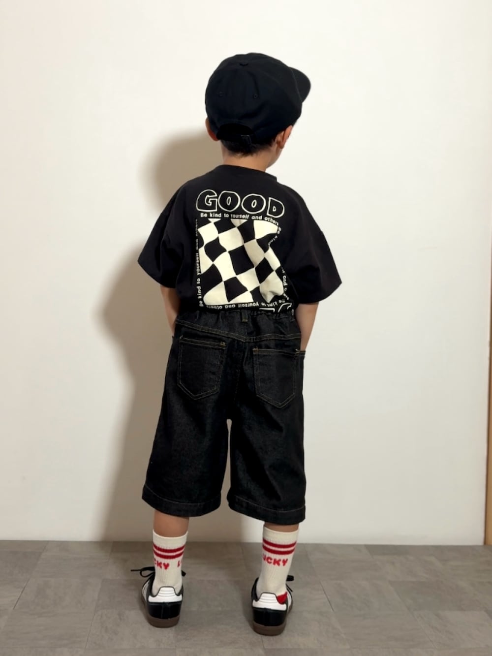 ブラック系のスニーカー、ブラック系のTシャツ/カットソー、ブラック系のデニムパンツを着用したキッズの夏コーディネートの4枚目の写真