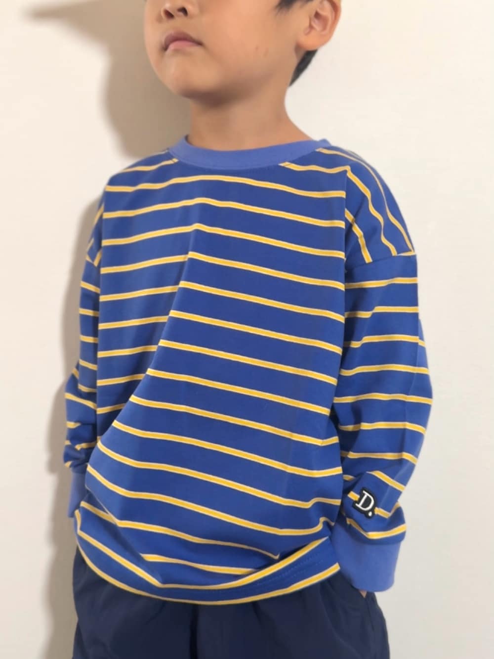 ブルー系のTシャツ/カットソー、ブルー系のその他パンツ、シルバー系のスニーカーを着用したキッズの秋コーディネートの4枚目の写真
