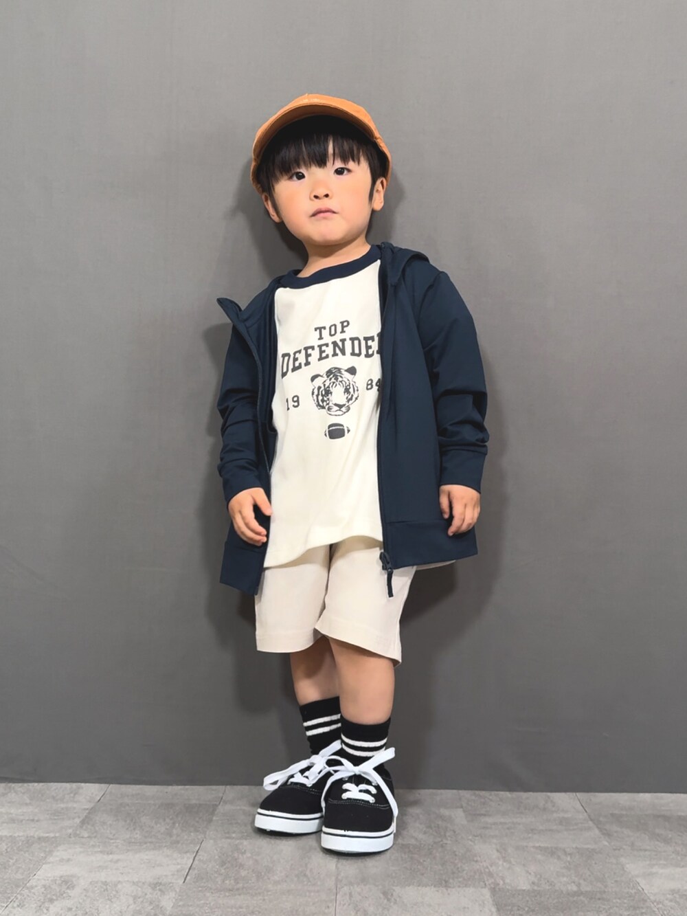 ブルー系のパーカー、ホワイト系のTシャツ/カットソー、ホワイト系のその他パンツを着用したキッズの春コーディネートの5枚目の写真