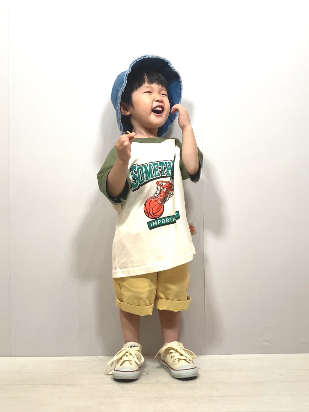 グリーン系のTシャツ/カットソー、イエロー系のパンツ、ホワイト系のスニーカーを着用したキッズの夏コーディネートの5枚目の写真