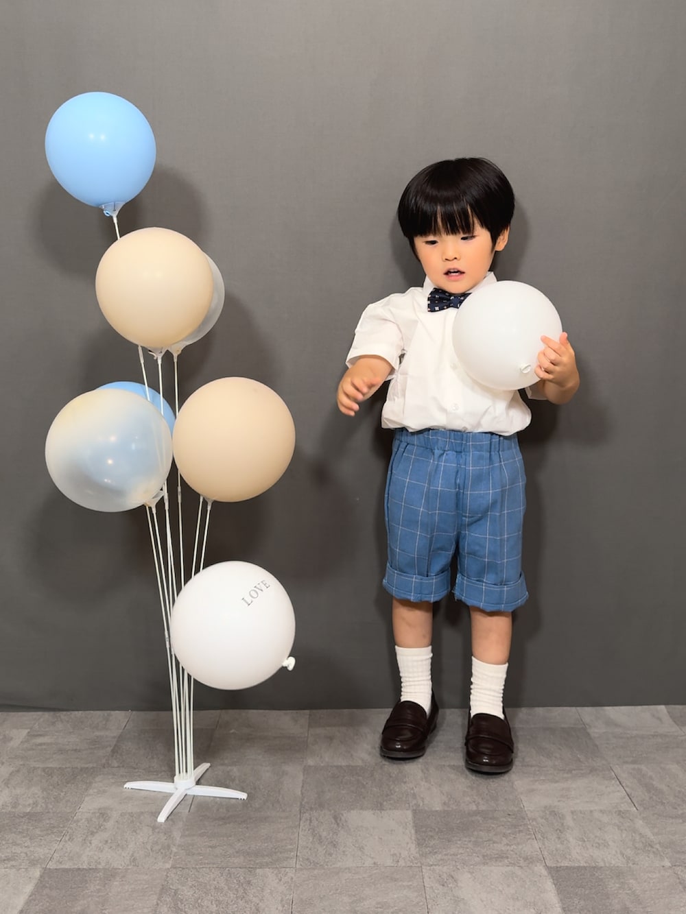 「セットアップ、チェック、シャツスタイル、オケージョン、ローファー、誕生日、ハーフパンツ」｜「DAY CLOSETのキッズスーツ 半袖シャツ+サスペンダー+ネクタイ+チェック柄パンツ シャツ 4点セット（セットアップ、ブルー系）」を使った、YU⭐︎さん（キッズ・90cm）の夏コーディネートの5枚目の写真