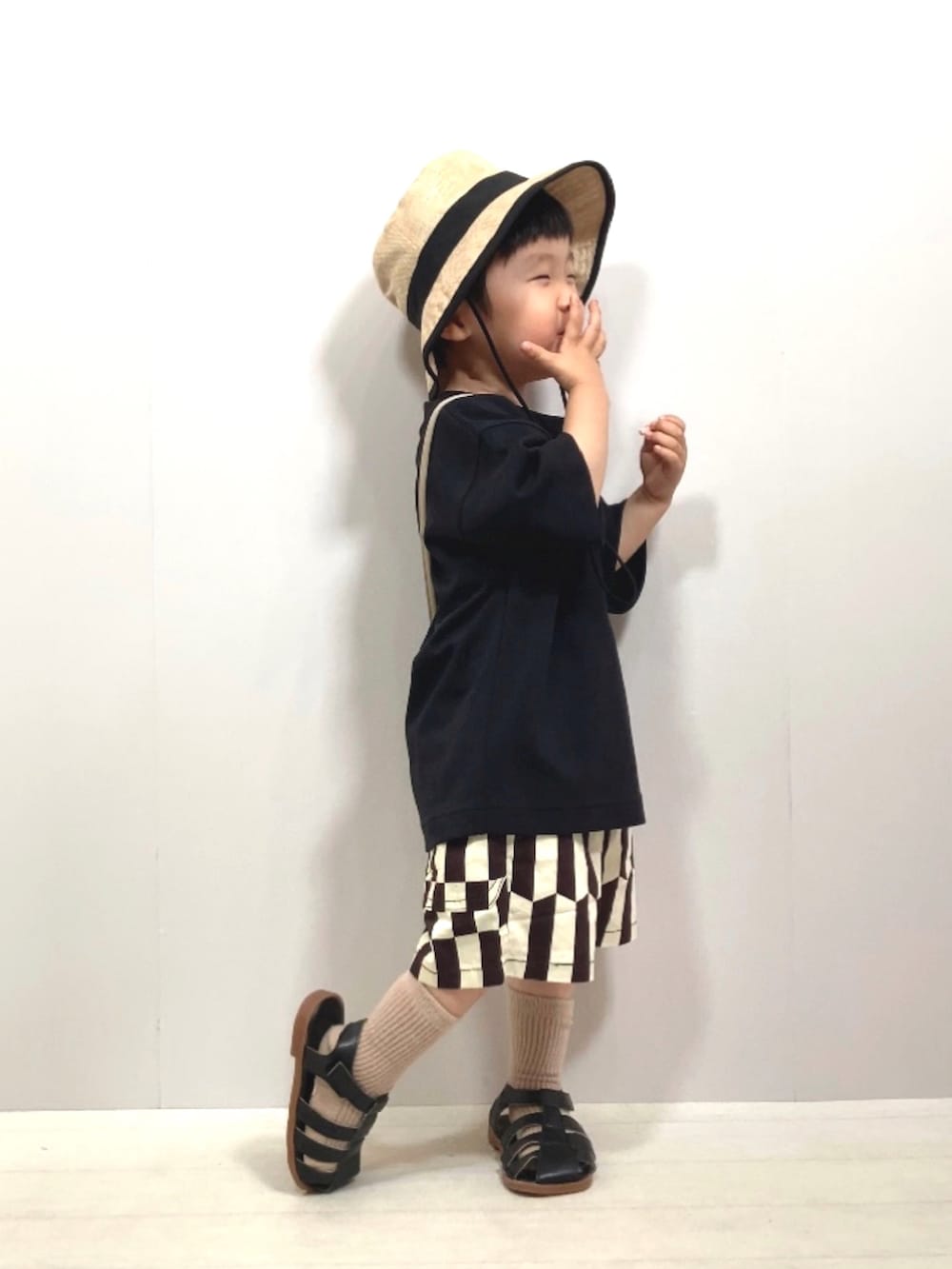 「モノトーン、ハーフパンツ、グルカサンダル、麦わら帽子、ショルダーバッグ、ポシェット、バケットハット、夏コーデ、お出かけコーデ、休日スタイル、プチプラ、UNIQLO、ショートパンツ、サンダル」｜「UNIQLOのアイテム（Tシャツ/カットソー、ブラック系）」を使った、YU⭐︎さん（キッズ・90cm）の夏コーディネートの2枚目の写真