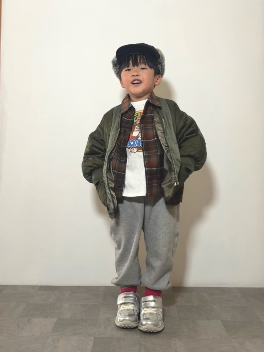 グレー系のスウェットパンツ、シルバー系のスニーカー、ホワイト系のTシャツ/カットソーを着用したキッズの冬コーディネートの3枚目の写真