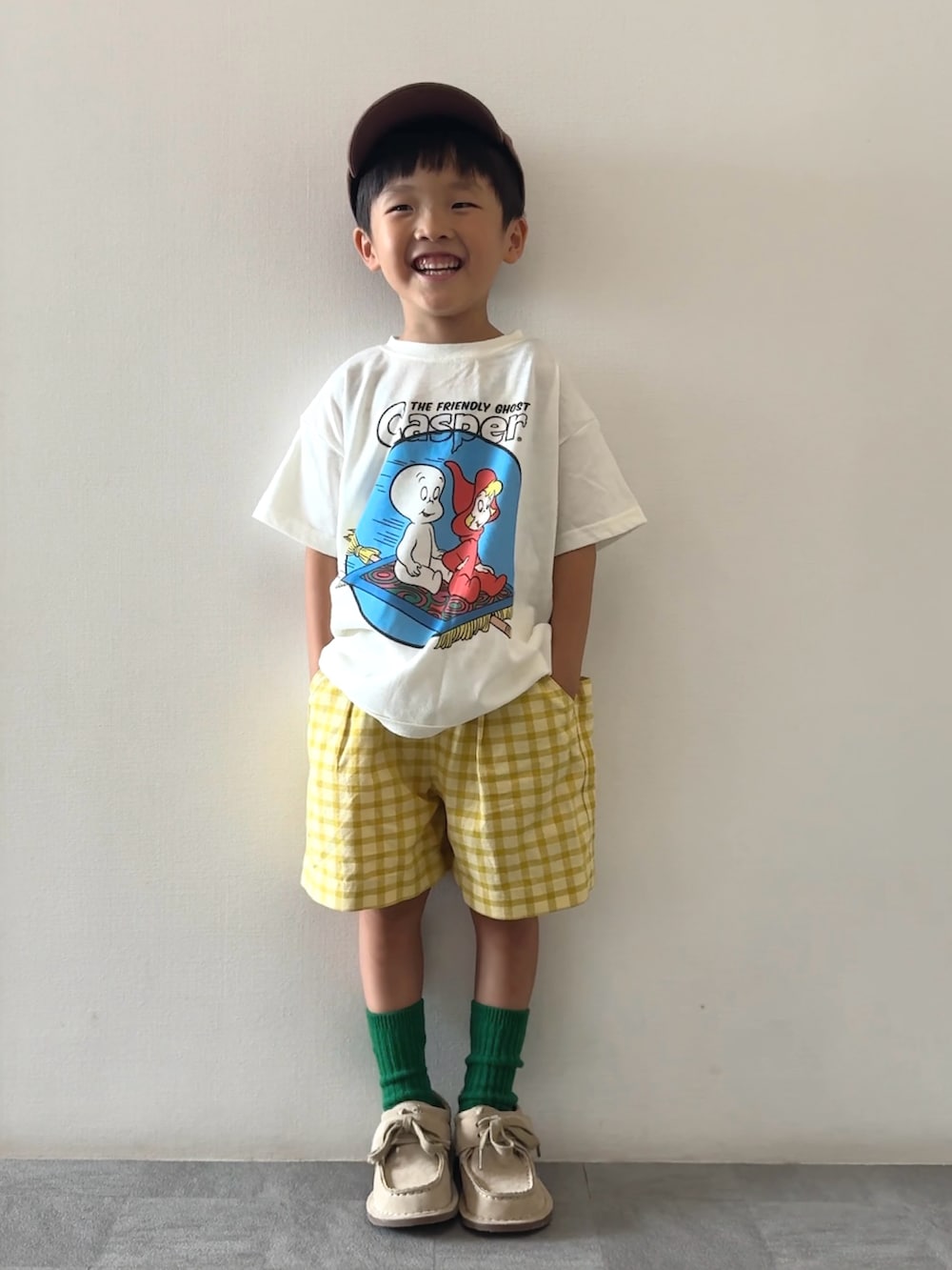 イエロー系のその他パンツ、ベージュ系のモカシン/デッキシューズ、ホワイト系のTシャツ/カットソーを着用したキッズの夏コーディネートの2枚目の写真