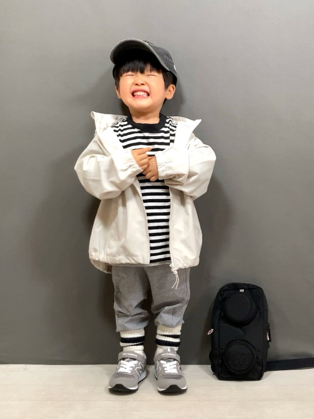 「カジュアルコーデ、ボーダー、スウェットパンツ、スニーカー、ショルダーバッグ、キャップ、モノトーン、春アウター、春コーデ、レイヤードスタイル、デートコーデ、スポーツミックス、デニム、春服みてみて、ジャケットスタイル」｜「UNIQLOのアイテム（ジャケット/アウター、ホワイト系）」を使った、YU⭐︎さん（キッズ・90cm）の冬コーディネートの3枚目の写真