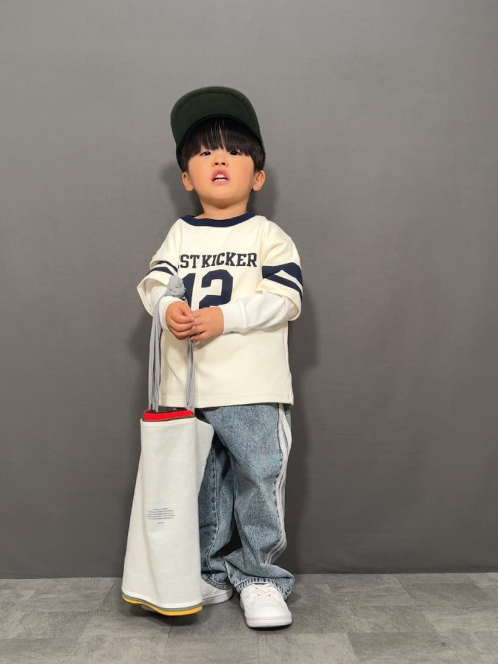 「春コーデ、ジャケット、春アウター、パーカー、デニム、スニーカー、キャップ、トートバッグ、レイヤードスタイル、カジュアルコーデ、プチプラ、淡色コーデ、スポーツミックス、ワイドパンツ、春色」｜「UNIQLOのアイテム（ジャケット/アウター、ホワイト系）」を使った、YU⭐︎さん（キッズ・100cm）の春コーディネートの4枚目の写真