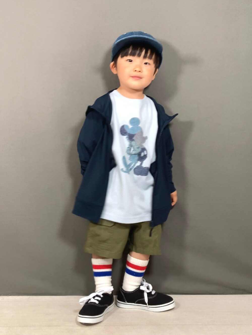 ブルー系のパーカー、ブルー系のTシャツ/カットソー、グリーン系のカーゴパンツを着用したキッズの春コーディネートの3枚目の写真
