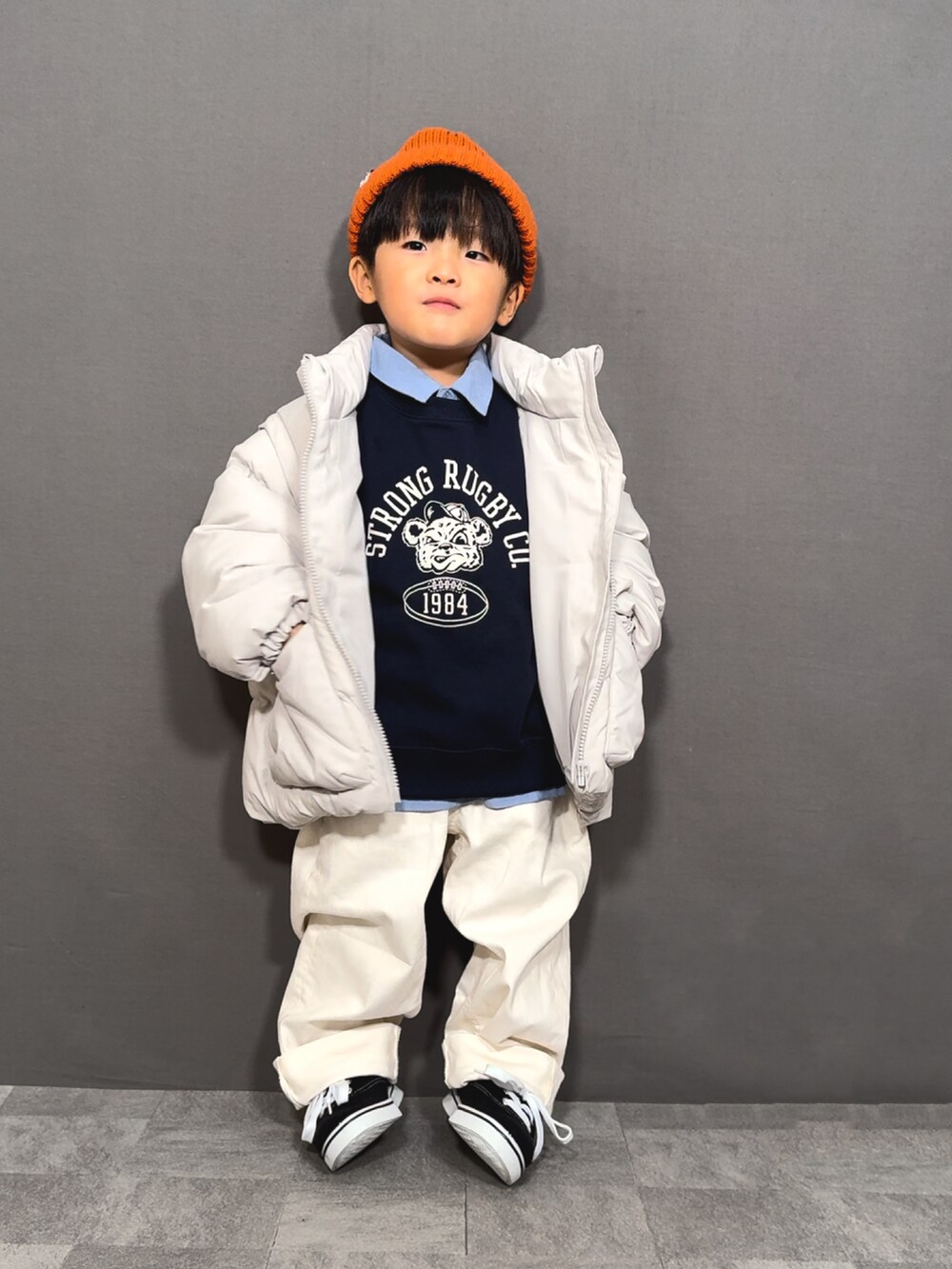 ホワイト系のジャケット/アウター、グリーン系のスウェット、ブルー系のシャツ/ブラウスを着用したキッズの秋コーディネートの2枚目の写真