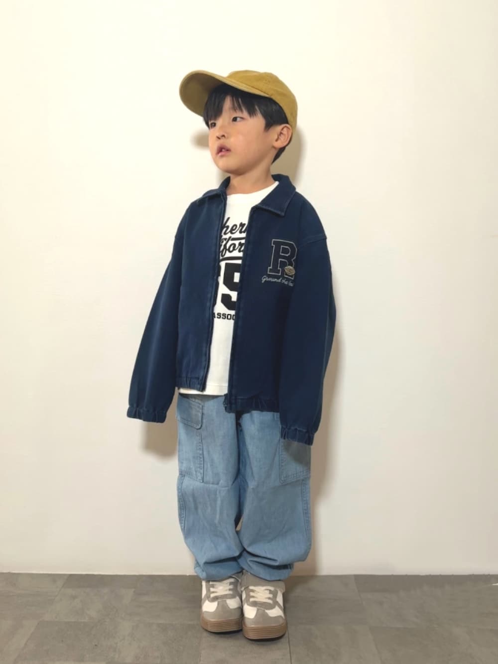 ホワイト系のTシャツ/カットソー、ブルー系のジャケット/アウター、ブルー系のカーゴパンツを着用したキッズの冬コーディネートの3枚目の写真