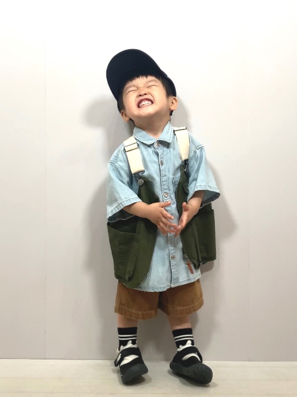 グリーン系のベスト、ブルー系のシャツ/ブラウス、ブラウン系のその他パンツを着用したキッズの夏コーディネートの4枚目の写真