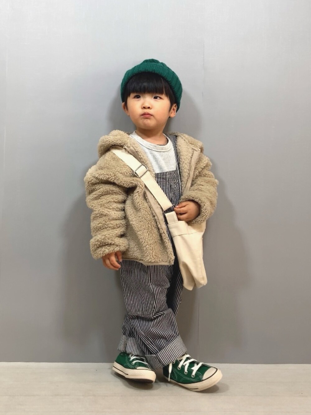 「サロペット、パーカー、フリース、ショルダーバッグ、ニット帽、スニーカー、レイヤードスタイル、デニム、デートコーデ、プチプラ、休日スタイル、お出かけコーデ、カジュアルコーデ、冬コーデ、淡色コーデ」|「pairmanonの【かぞくおそろい】ボアフリース フード 耳付き くま耳 羊耳 ファスナー パーカー(パーカー、ベージュ系)」を使った、YU⭐︎さん(キッズ・90cm)の冬コーディネートの2枚目の写真