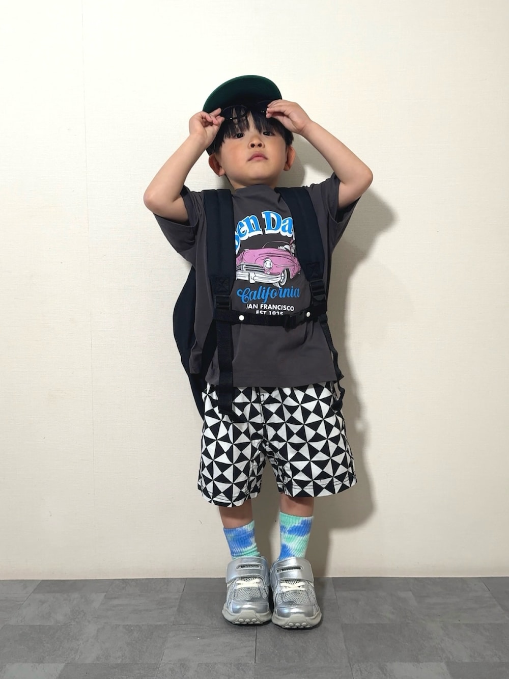 「プチプラ、モノトーン、ハーフパンツ、スニーカー、スポーツミックス、キャップ、めがね、カジュアルコーデ、春夏コーデ、春色、アウトドアスタイル、シンプルコーデ、Tシャツ、休日スタイル、お出かけコーデ」|「BEN DAVISの【BEN DAVIS】別注プリントT(Tシャツ/カットソー、グレー系)」を使った、YU⭐︎さん(キッズ・100cm)の春コーディネートの3枚目の写真