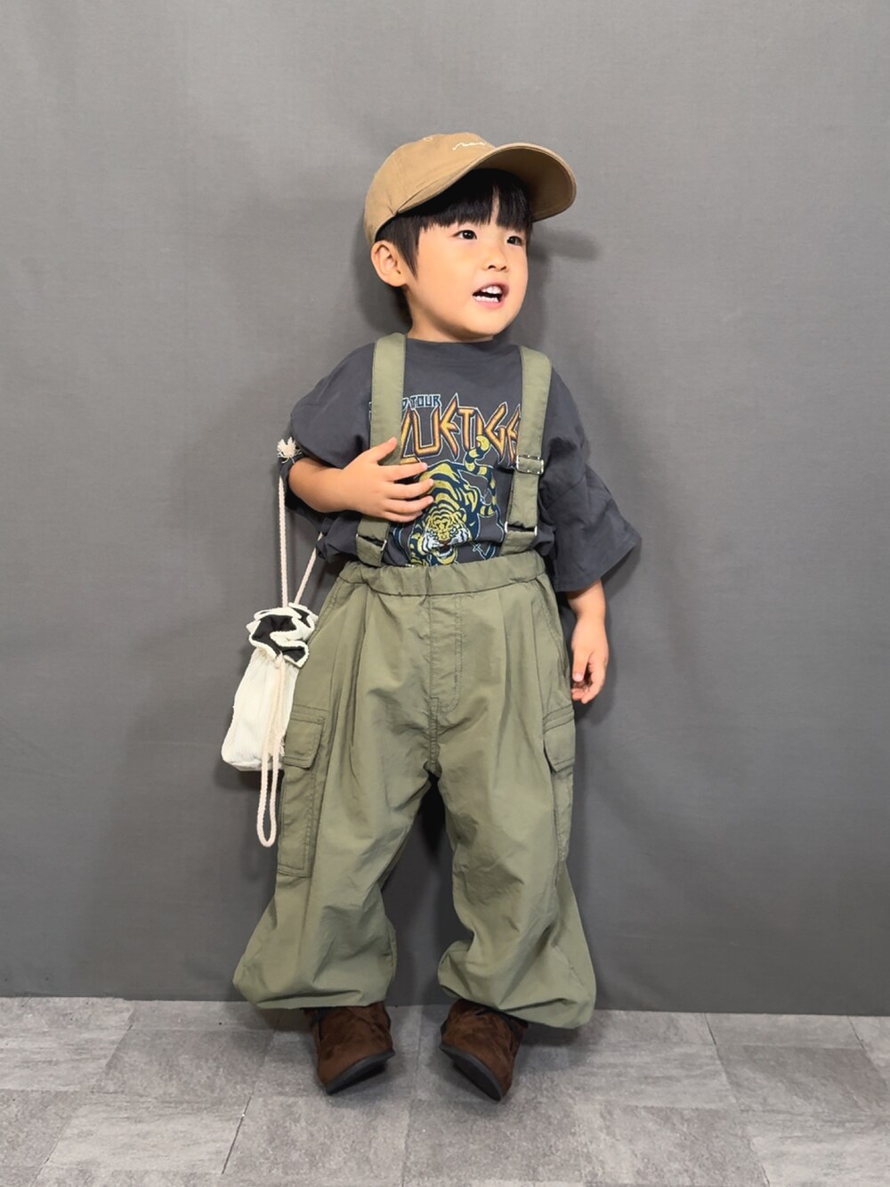 「スポーツミックス、休日スタイル、きれいめカジュアル、夏コーデ、カーゴパンツ、サロペット、ブーツ、キャップ、ショルダーバッグ、レイヤードスタイル、ロゴT、アツいコーデ全部見せ」｜「Life Support ProductsのロックプリントワイドTシャツ（80～150cm）（Tシャツ/カットソー、グレー系）」を使った、YU⭐︎さん（キッズ・90cm）の夏コーディネートの4枚目の写真