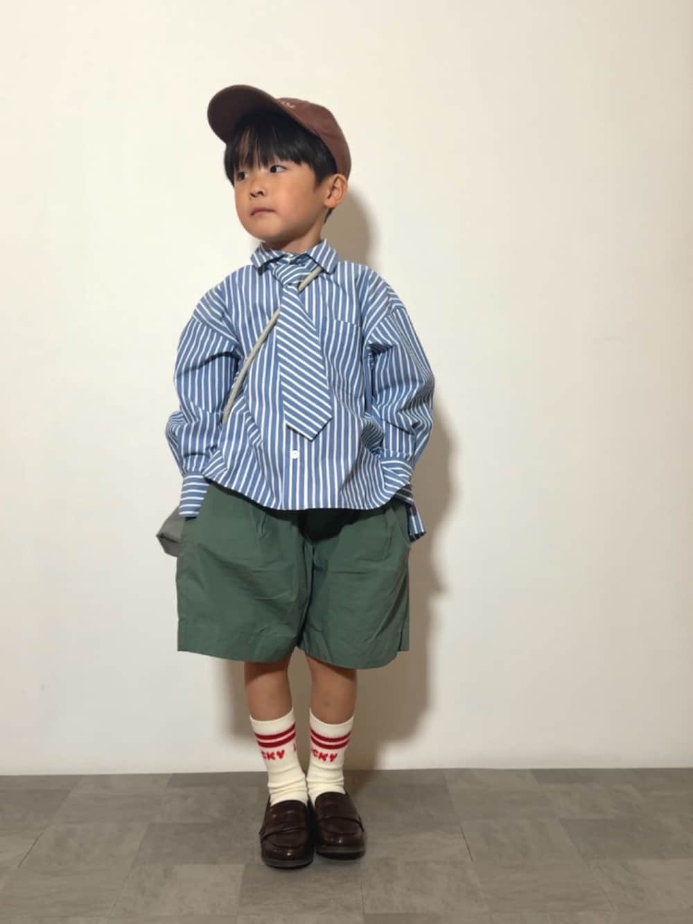 ブルー系のシャツ/ブラウス、グレー系のショルダーバッグ、ブラウン系のローファーを着用したキッズの春コーディネートの2枚目の写真