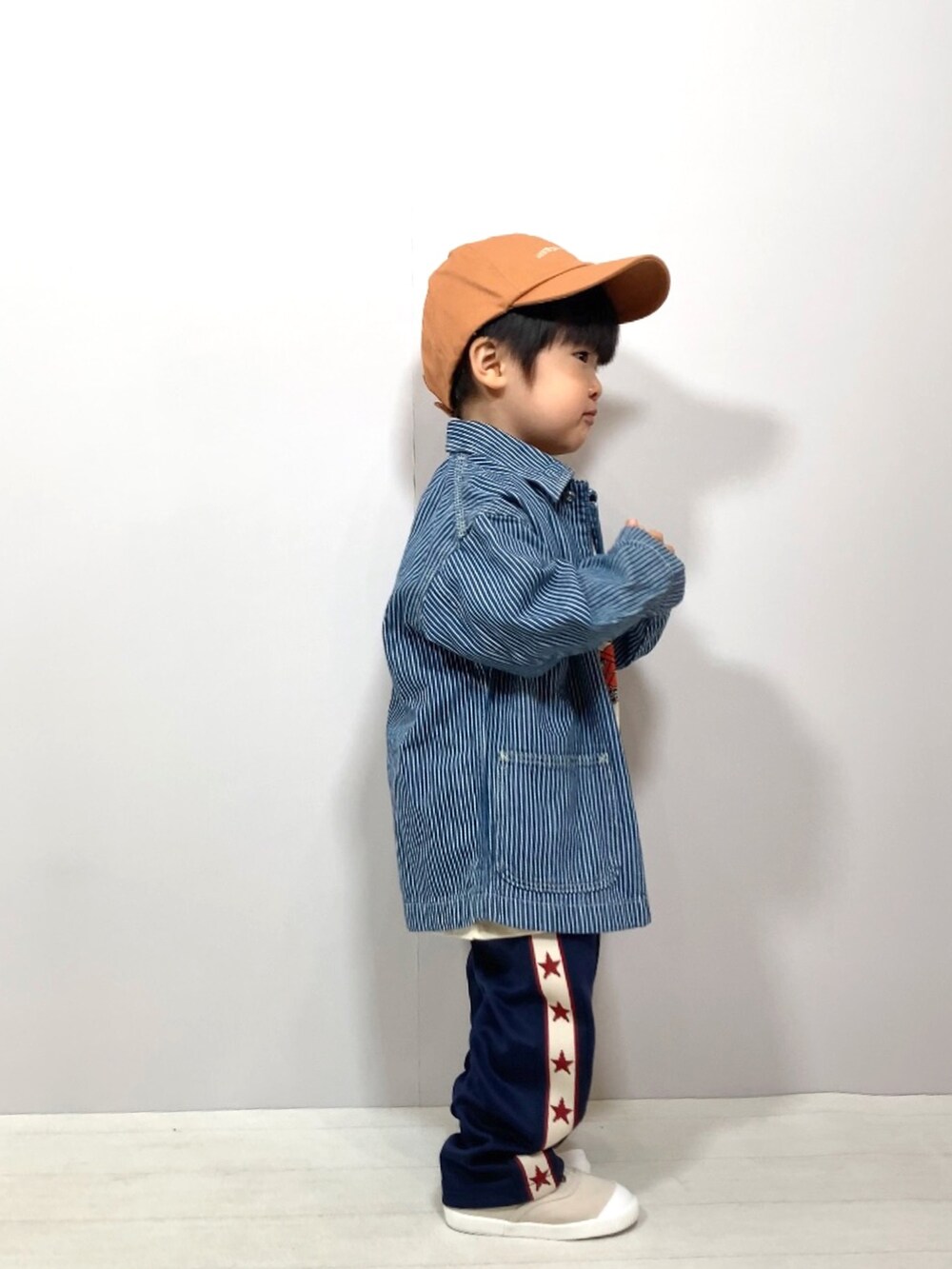 ブルー系のジャケット/アウター、グリーン系のTシャツ/カットソー、ブルー系のその他パンツを着用したキッズの春コーディネートの4枚目の写真