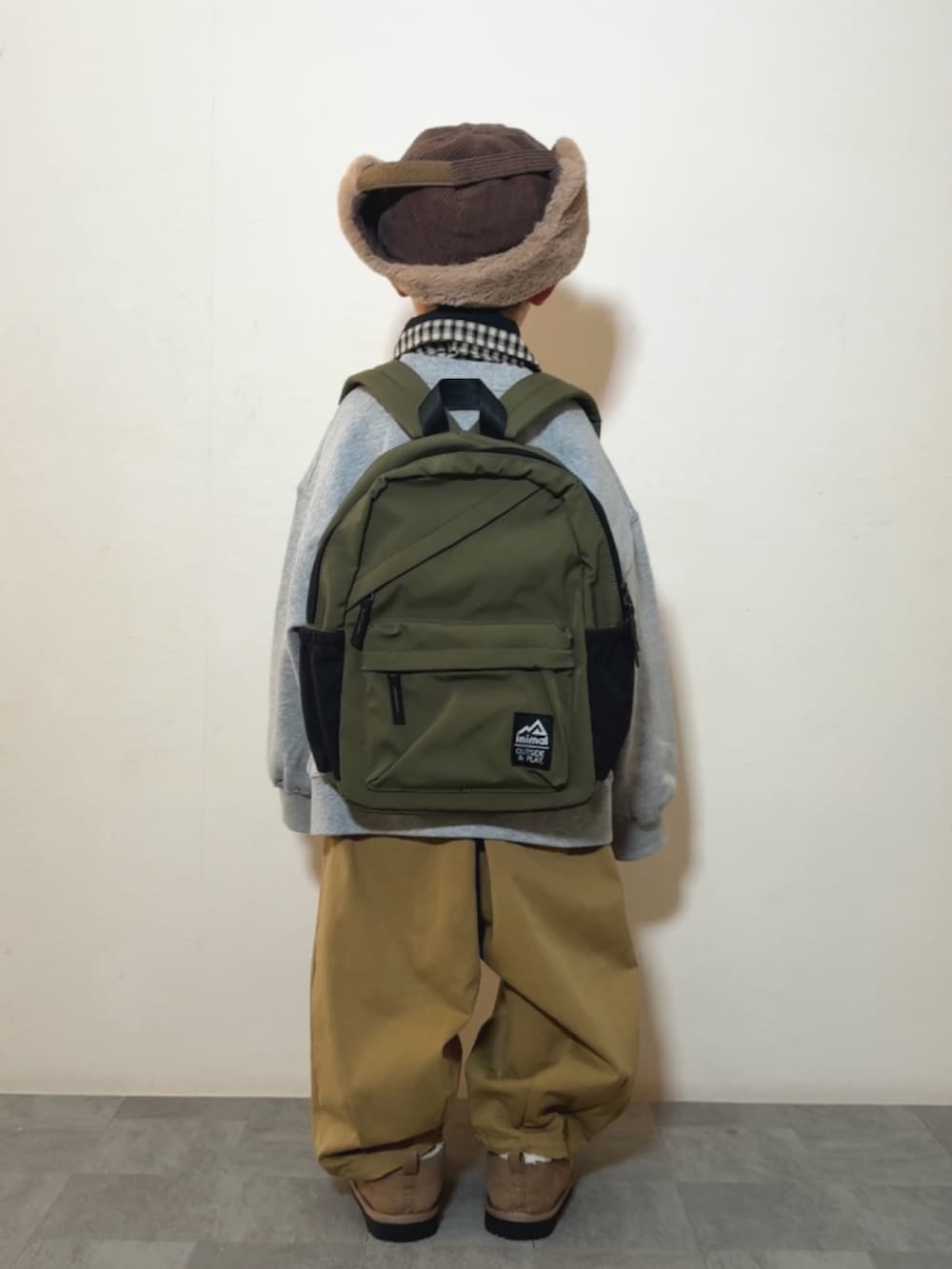 グレー系のスウェット、ブラウン系のその他パンツ、イエロー系のブーツを着用したキッズの冬コーディネートの4枚目の写真