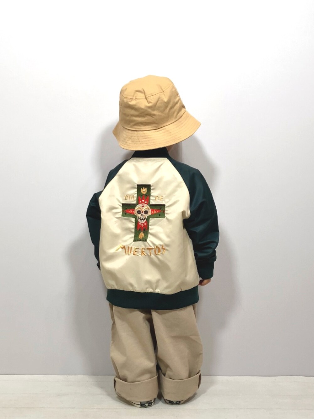 「カジュアルコーデ、休日スタイル、オーバーオール、サロペット、韓国子供服、ベージュ、バケットハット、春コーデ、bmingbybeams、ビーミングbyビームス、PR、コンバース、いまどきジャケット写真、モード、ストリート」｜「B:MING by BEAMSのB:MING by BEAMS /  スカジャン（100~150cm）（ブルゾン、グリーン系）」を使った、YU⭐︎さん（キッズ・90cm）の春コーディネートの4枚目の写真