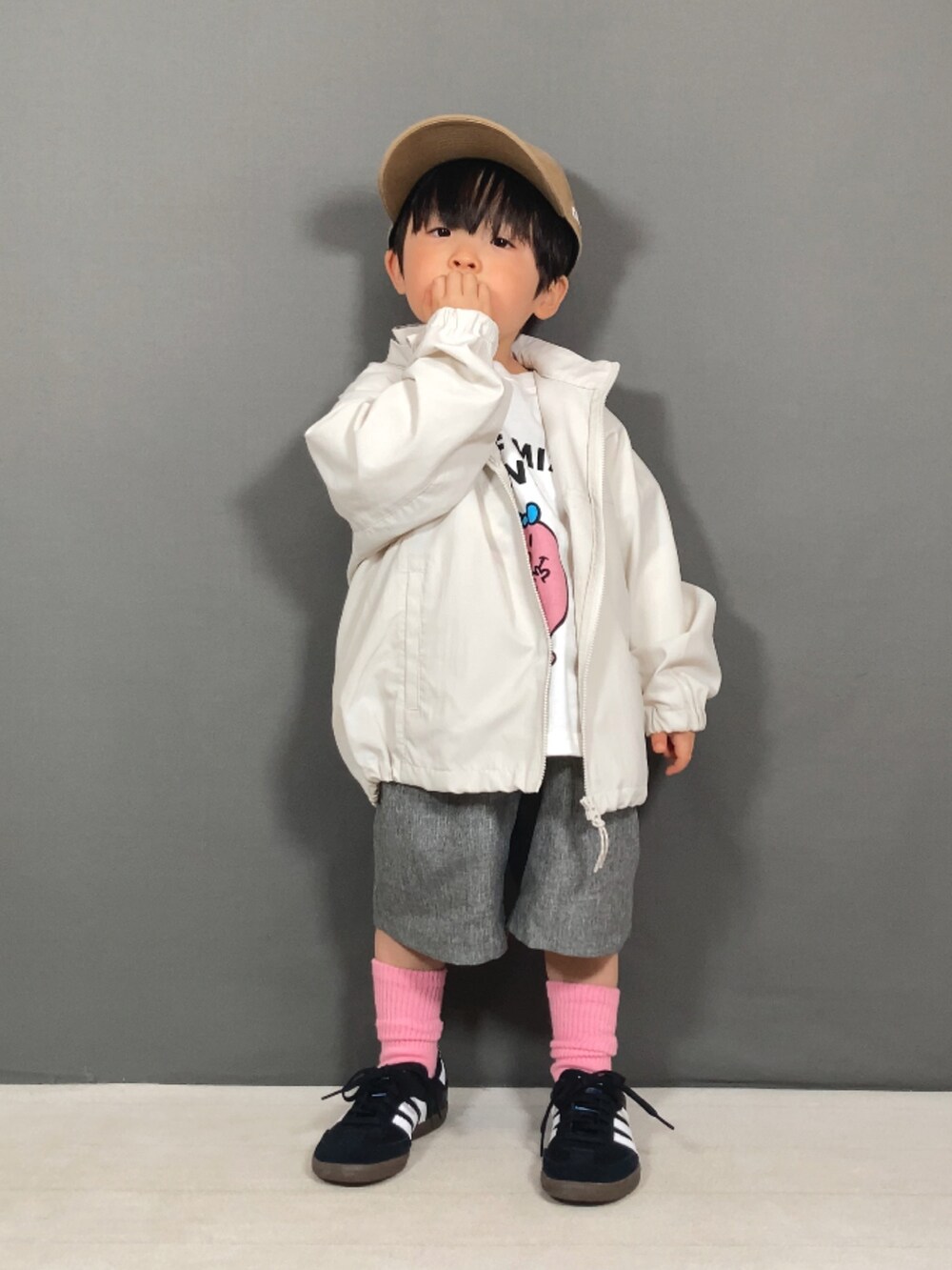 ホワイト系のジャケット/アウター、ピンク系のTシャツ/カットソー、グレー系のパンツを着用したキッズの春コーディネートの2枚目の写真