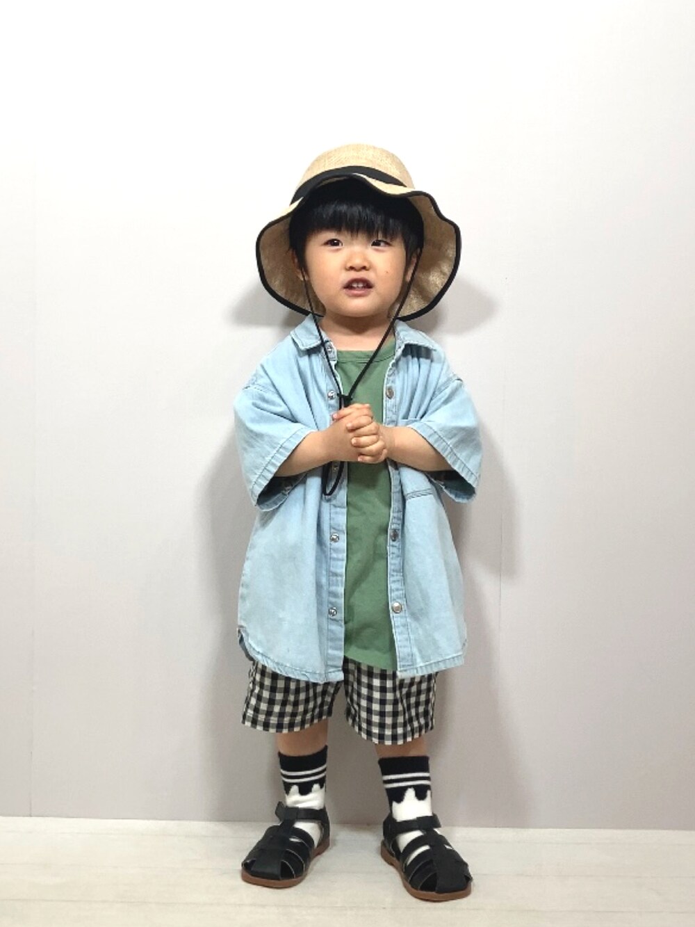 ブルー系のシャツ/ブラウス、グリーン系のTシャツ/カットソー、ブラック系のその他パンツを着用したキッズの春コーディネートの3枚目の写真