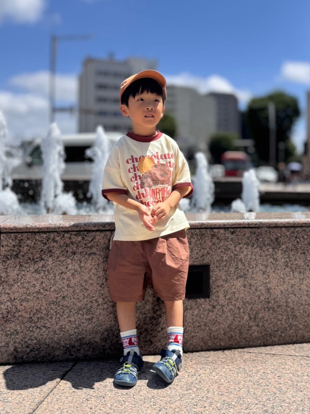 ブラウン系のその他パンツ、ブルー系のサンダル、ブラウン系のTシャツ/カットソーを着用したキッズの夏コーディネートの3枚目の写真