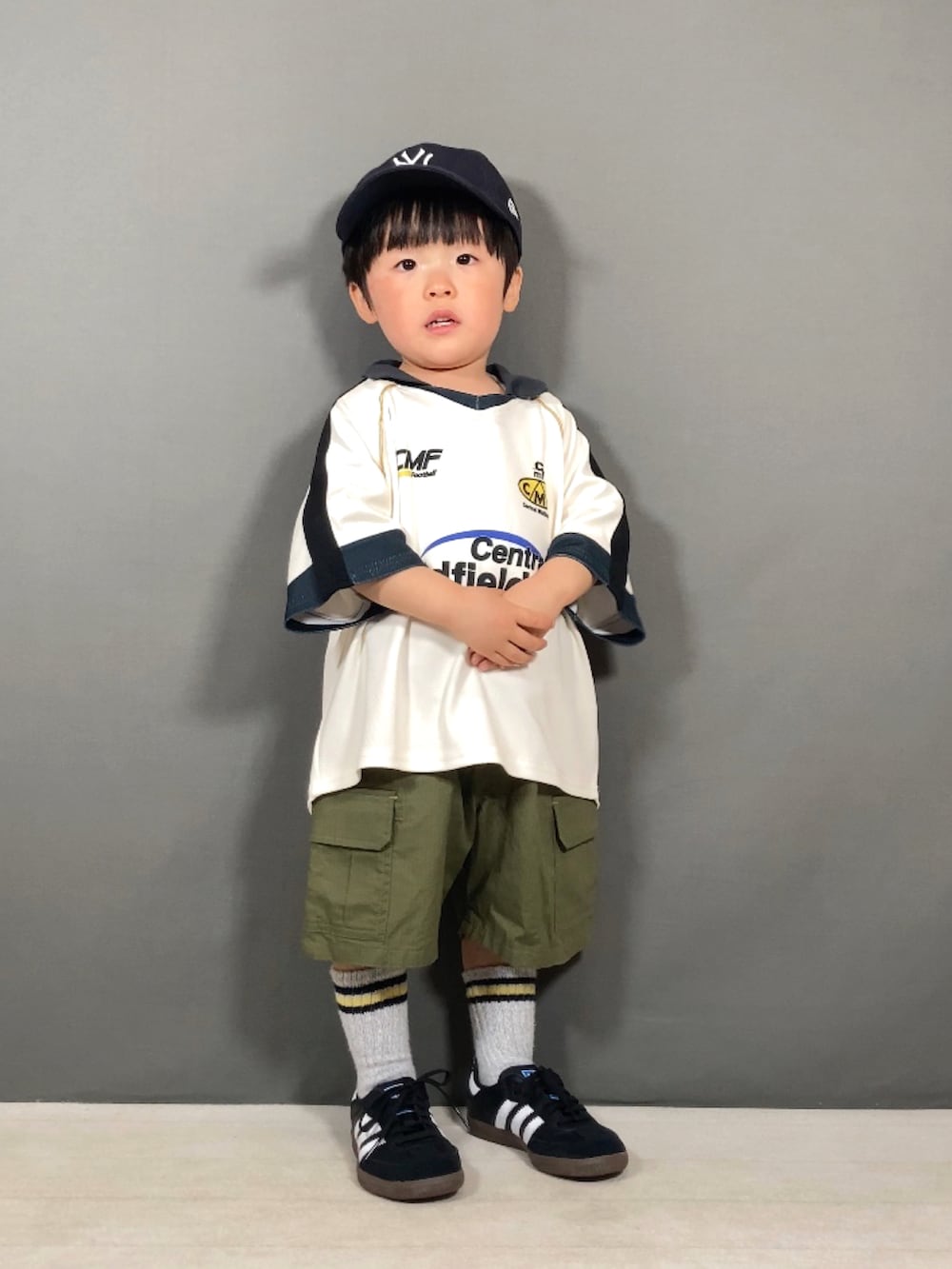 「春のNewスタイル、休日スタイル、カジュアルコーデ、シンプルコーデ、カーゴパンツ、スニーカー、キャップ、シャツスタイル、スポーツミックス、春コーデ」｜「BIG FIELDのサッカーゲームシャツ（kids/S～XL）（Tシャツ/カットソー、ホワイト系）」を使った、YU⭐︎さん（キッズ・90cm）の春コーディネートの4枚目の写真