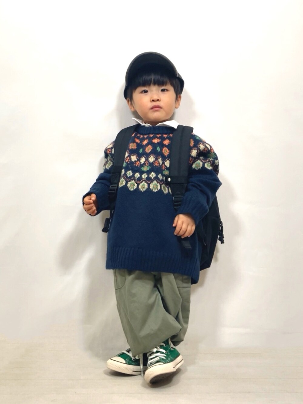 ブルー系のニット/セーター、ホワイト系のシャツ/ブラウス、グリーン系のカーゴパンツを着用したキッズの冬コーディネートの4枚目の写真