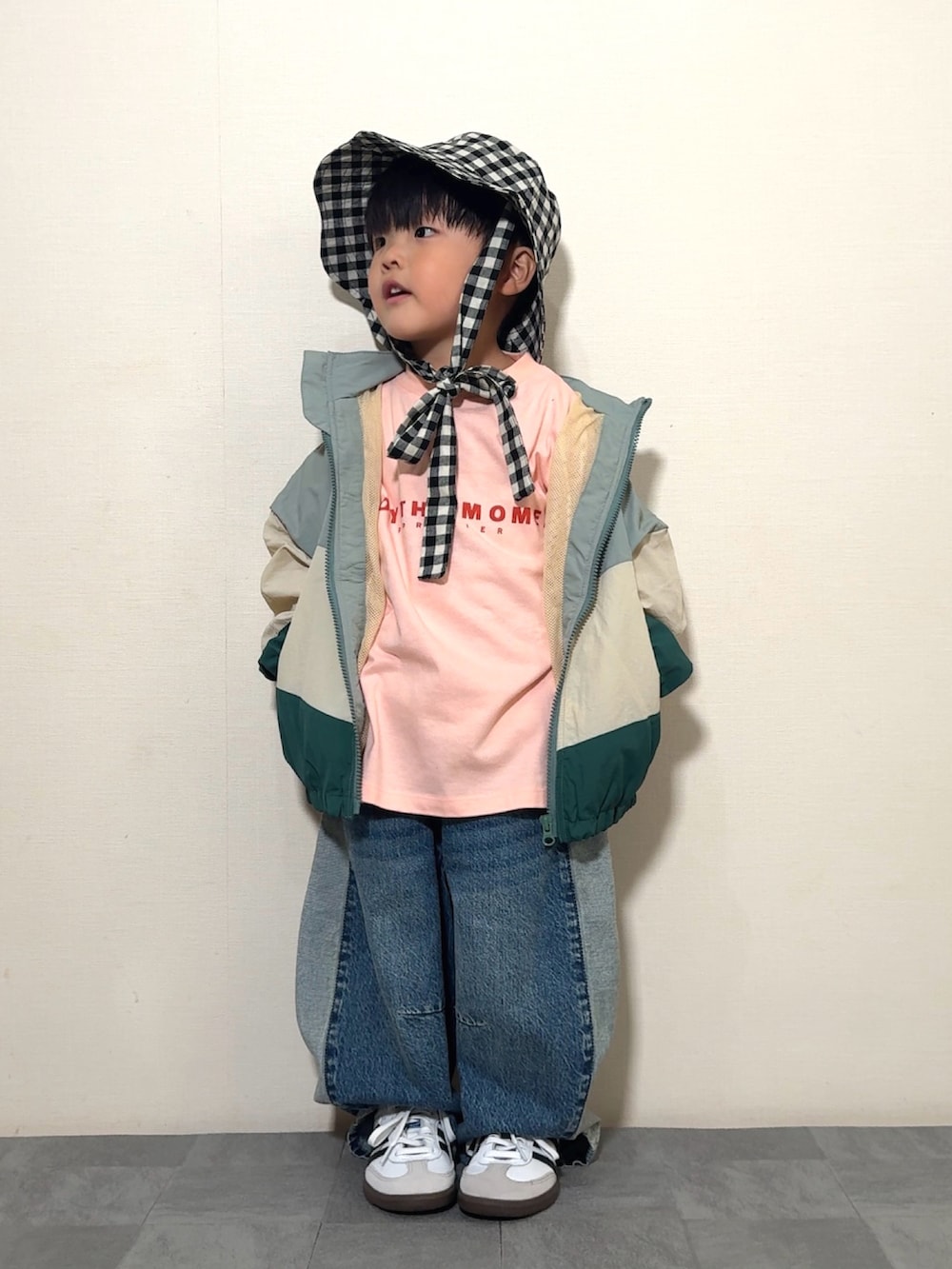 「春めき満開コーデ、春色、ワイドパンツ、スニーカー、バケットハット、チェック、春アウター、デートコーデ、休日スタイル、お出かけコーデ、デニム、ジャケット、淡色コーデ、スポーツミックス」｜「p.premierのフードがしまえるマルチカラーウィンドブレーカー（ナイロンジャケット、グリーン系）」を使った、YU⭐︎さん（キッズ・100cm）の春コーディネートの3枚目の写真