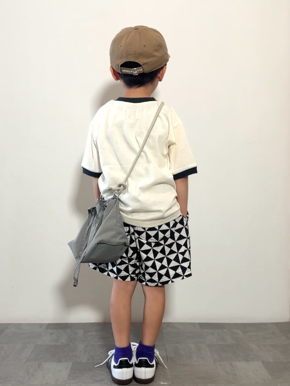 グレー系のショルダーバッグ、ホワイト系のTシャツ/カットソー、ブラック系のその他パンツを着用したキッズの春コーディネートの3枚目の写真
