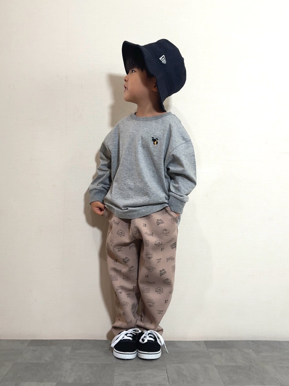 ブラック系のスニーカー、ベージュ系のその他パンツ、グレー系のTシャツ/カットソーを着用したキッズの秋コーディネートの3枚目の写真