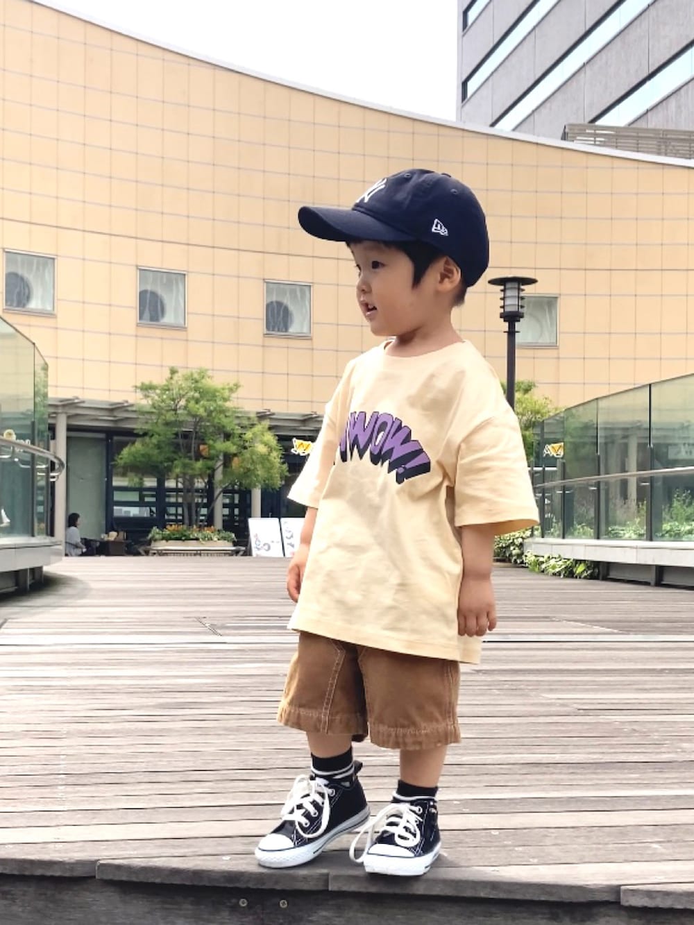 ベージュ系のTシャツ/カットソー、ブラウン系のその他パンツ、ブラック系のスニーカーを着用したキッズの夏コーディネートの3枚目の写真