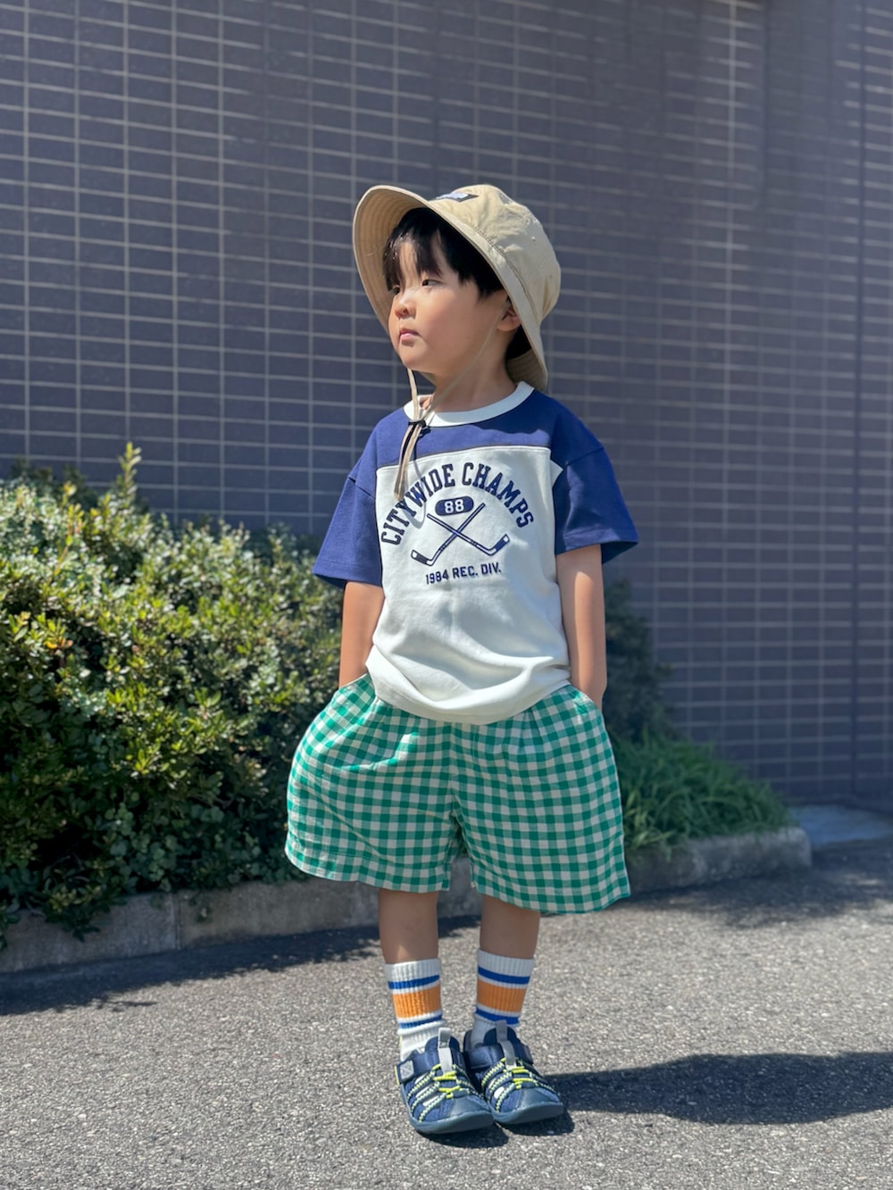 「夏ルックで気分アップ、ロゴT、ハーフパンツ、サンダル、バケットハット、夏コーデ、休日スタイル、プチプラ、シンプルコーデ、カラーコーデ、スポーツミックス、アウトドアスタイル」｜「IFMEのKIDS｜IFME 両ベルトウォーターシューズ（サンダル、ブルー系）」を使った、YU⭐︎さん（キッズ・100cm）の夏コーディネートの4枚目の写真