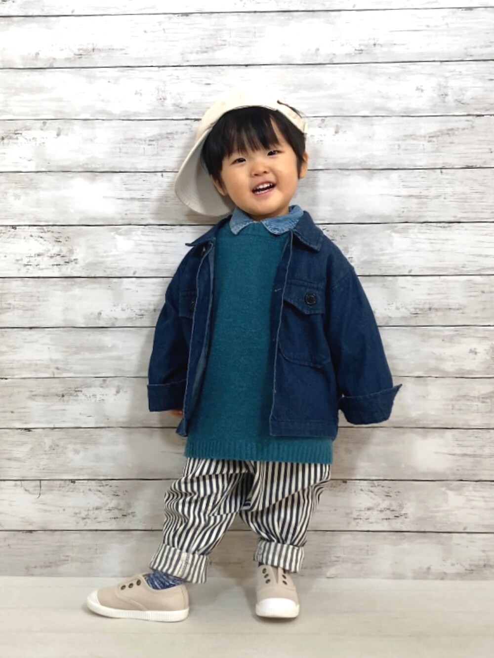「ニット、デニム、ジャケット、ストライプ、ストライプパンツ、キャップ、冬コーデ、韓国子供服、プチプラ、カジュアルコーデ、ワントーンコーデ、カラーソックス、レイヤードスタイル」｜「Life Support Productsの【コットンUSA】デニムカバーオール ／CPOジャケット（90～160cm）（デニムジャケット、ブルー系）」を使った、YU⭐︎さん（キッズ・80cm）の冬コーディネートの2枚目の写真