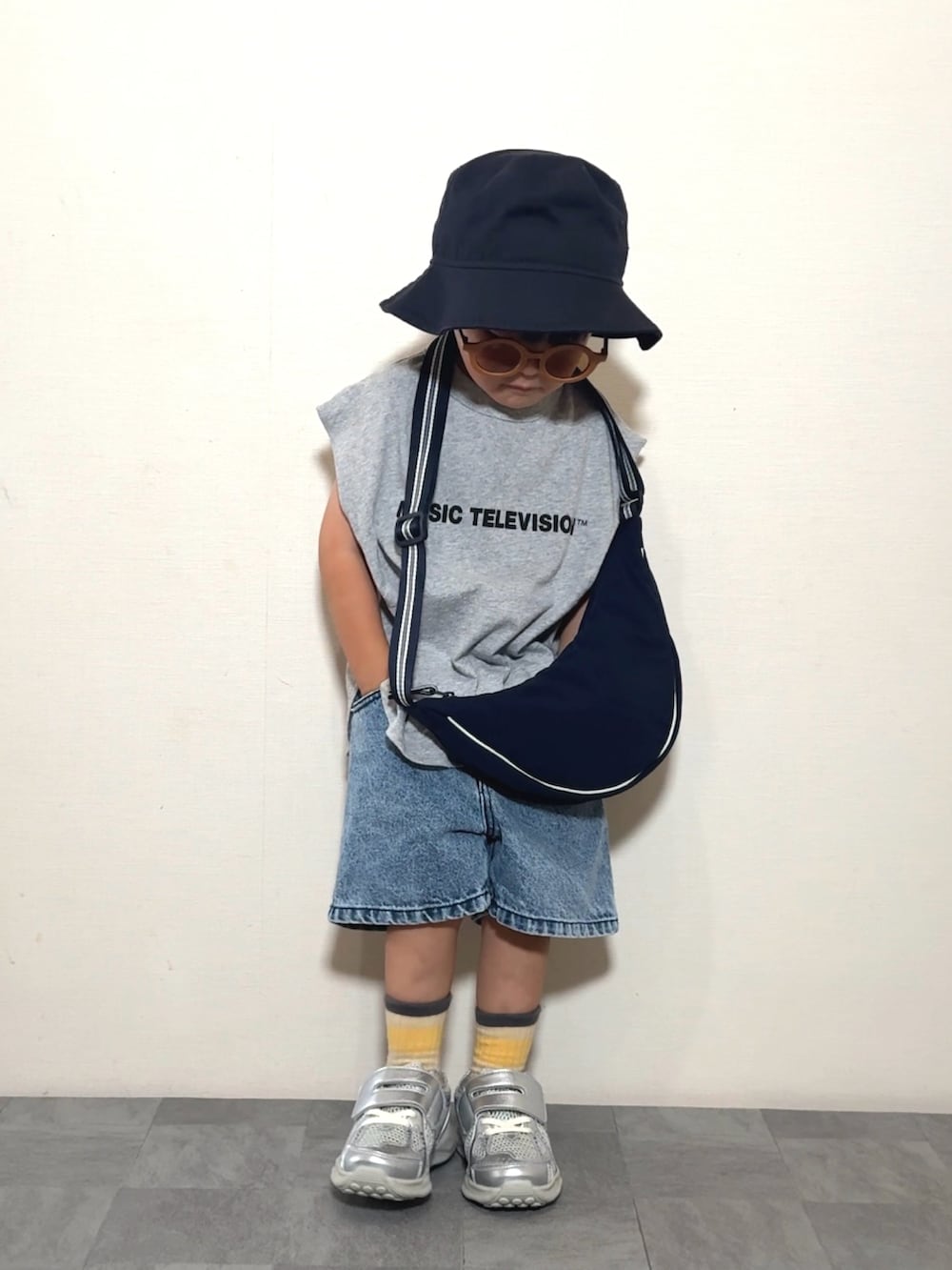 「夏コーデ、フェスコーデ、アウトドアスタイル、バケットハット、デニム、ハーフパンツ、ショルダーバッグ、プチプラ、スニーカー、サングラス、お出かけコーデ、タンクトップ、スポーツミックス」｜「LOWRYS FARMのＭＴＶプリントノースリーブ　 122013（タンクトップ、グレー系）」を使った、YU⭐︎さん（キッズ・100cm）の夏コーディネートの3枚目の写真
